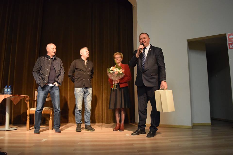 zdjęcie przestawia cztery osoby na scenie, od prawej stoi Bogusław Linda, obok Stanisław Dzierniejko, Maria Mach i burmistrz Antoni Kopeć