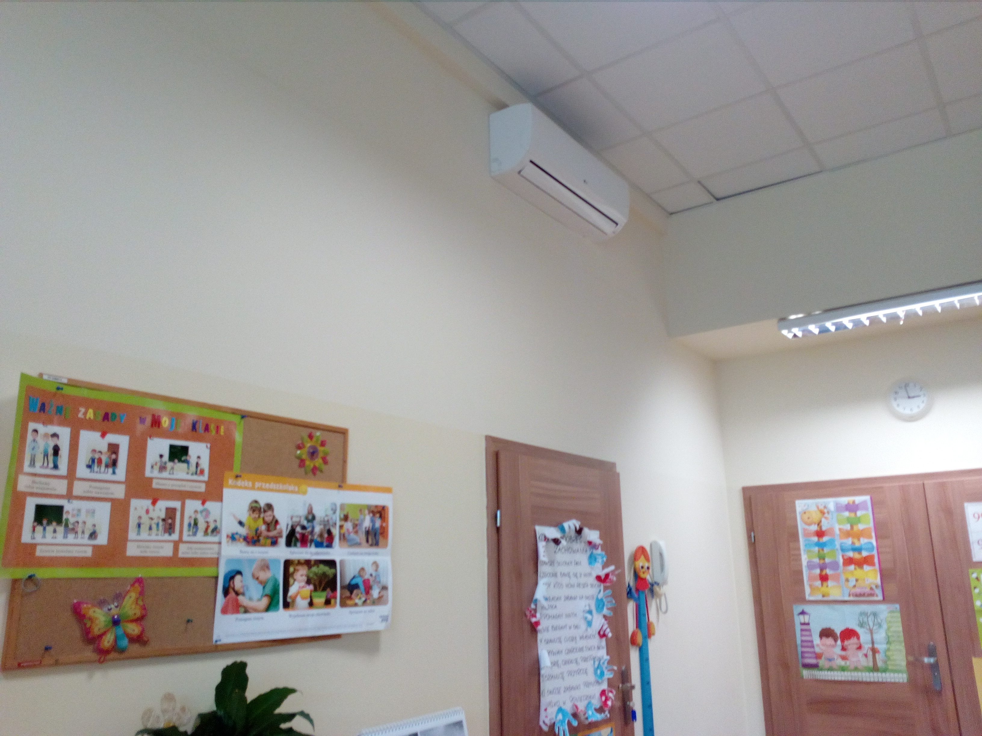 zdjęcie przedstawia ścianę przedszkola z zamontowanym klimatyzatorem