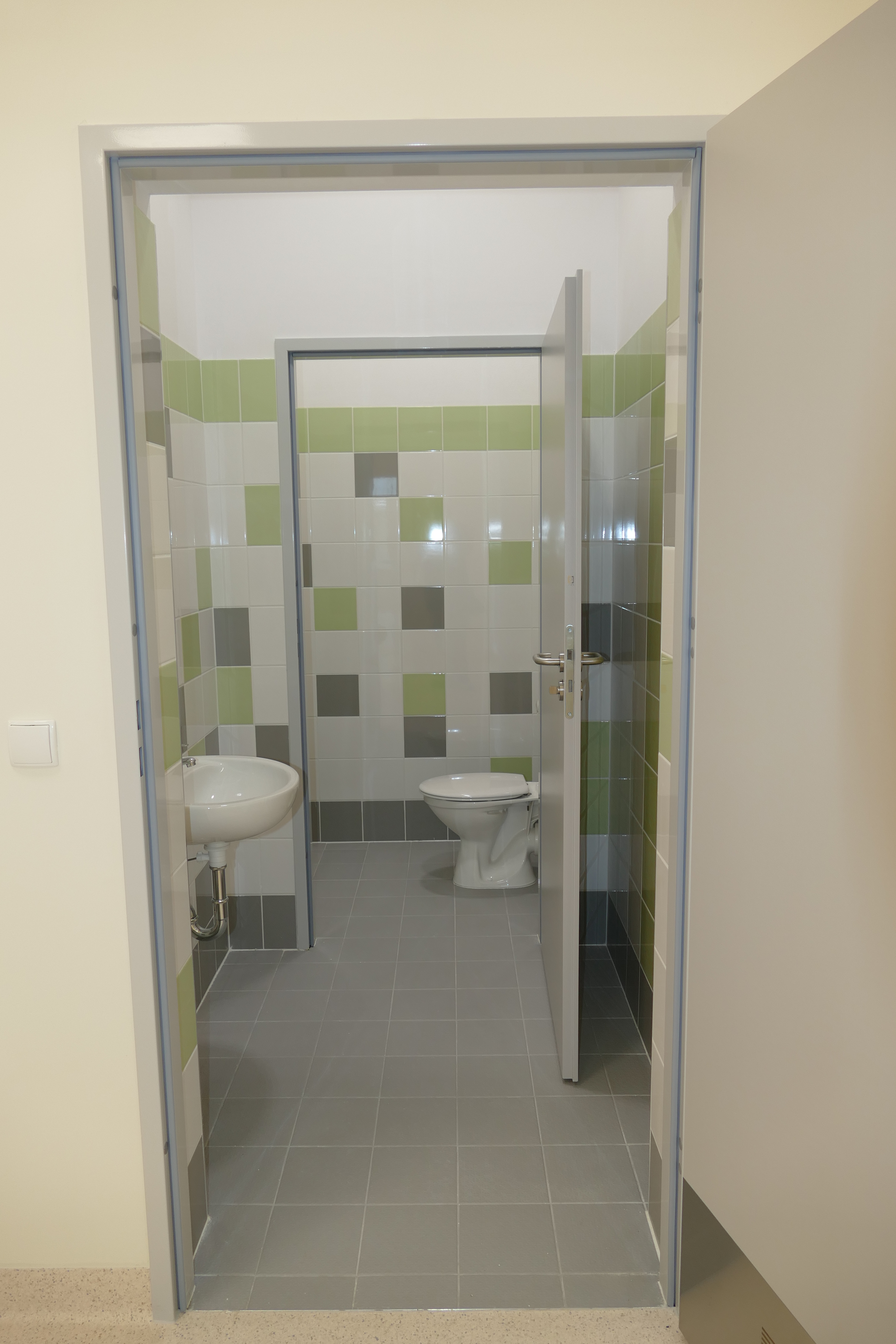 zdjęcie przedstawia toaletę w nowej szkole w Sadkowie