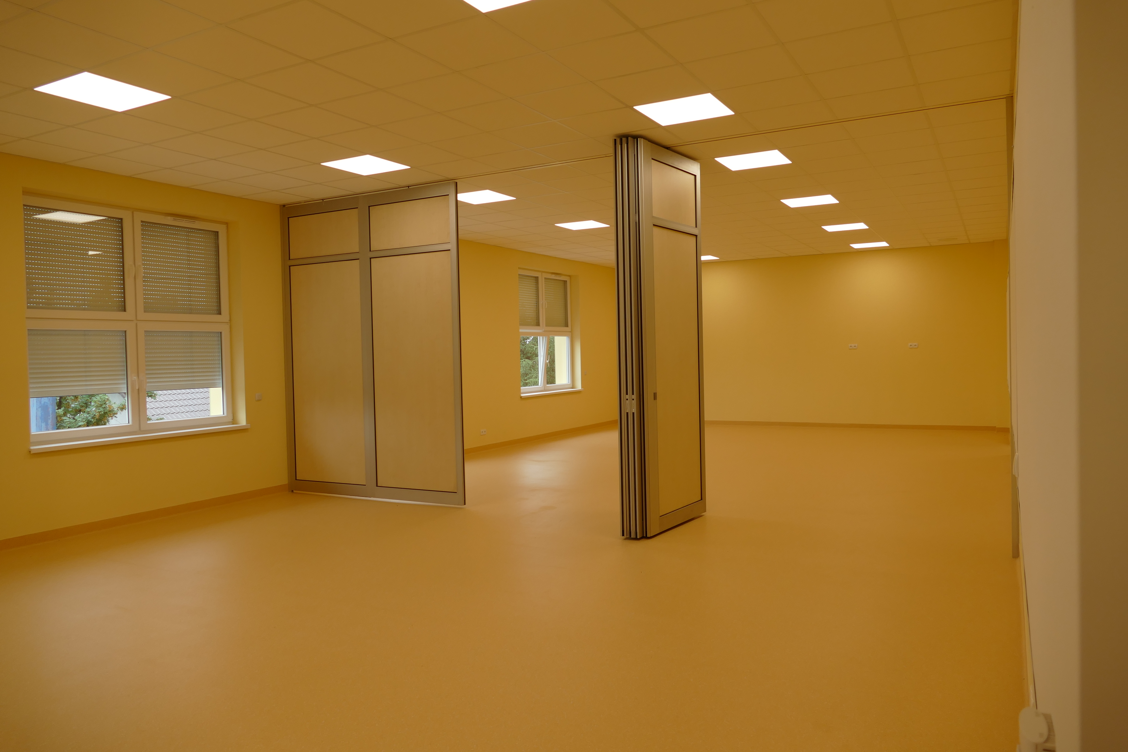 zdjęcie przedstawia salę z możliwością podziału w szkole w Sadkowie