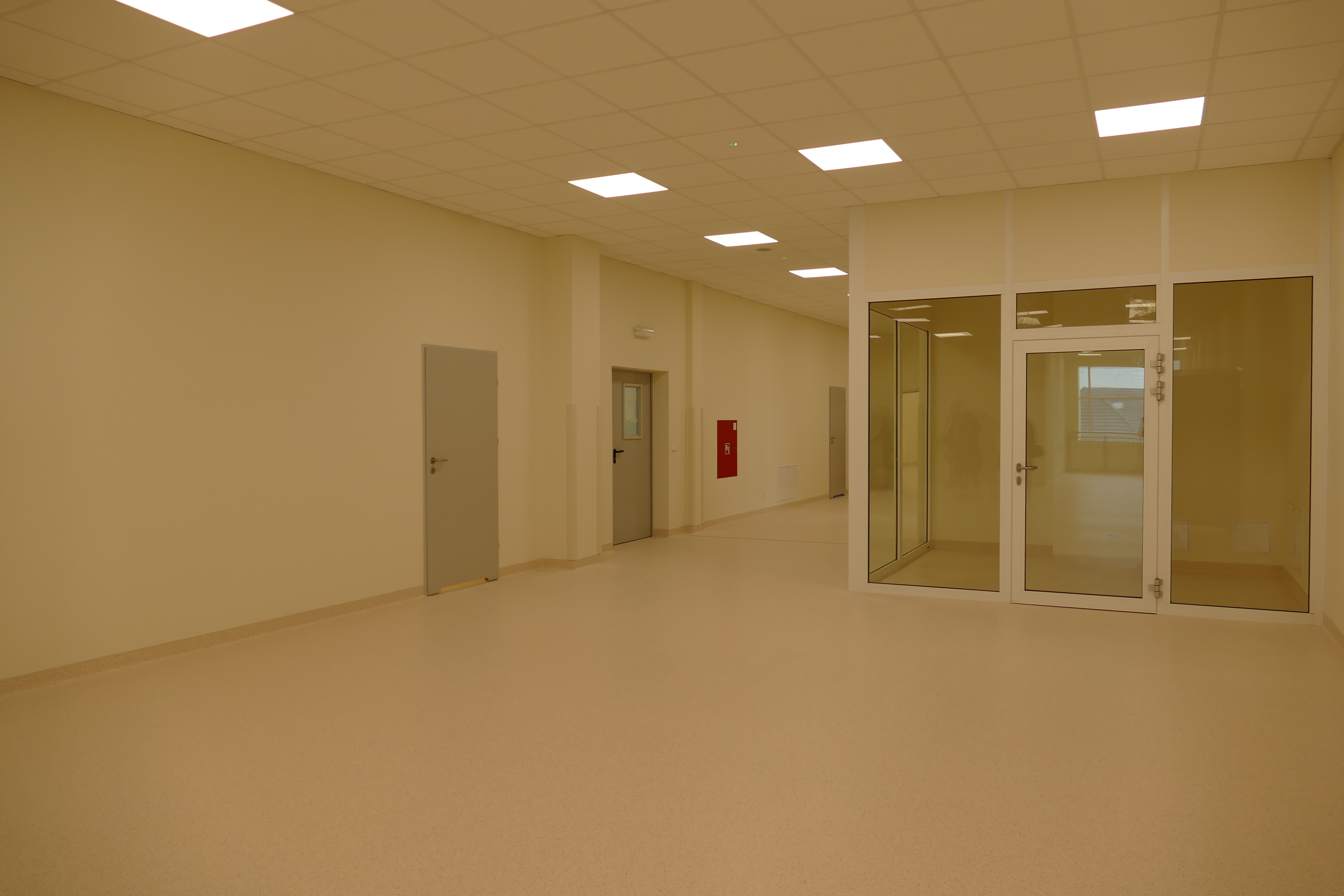 zdjęcie przedstawia wnętrze nowego budynku szkoły w Sadkowie