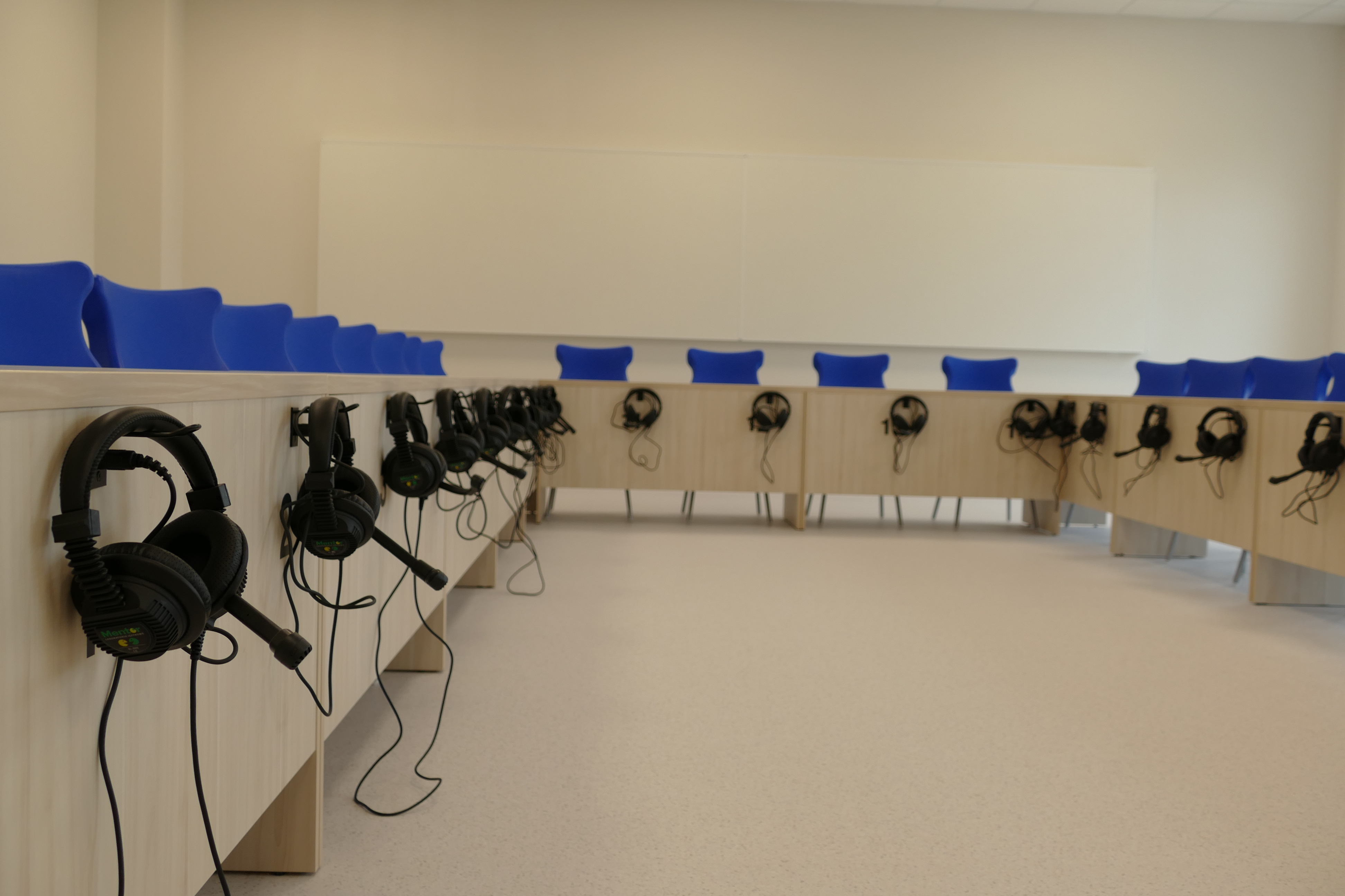 zdjęcie przedstawia salę językową w szkole w Sadkowie