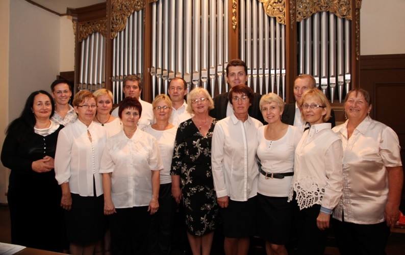 zdjęcie przedstawia członków chóru Smolec Cantans