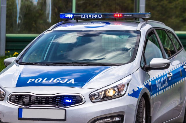 dodatkowe partole zdjęcie przedstawia radiowóz policyjny z zaświeconymi światłami sygnałowymi