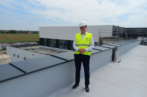 Burmistrz - Julian Żygadło na dachu nowobudowanego budynku Zespołu Szkolno - Przedszkolnego w Krzeptowie