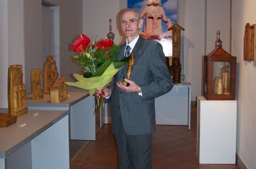 zdjęcie przedstawia Józefa Wiejackiego, artystę z Małkowic wśród swoich prac