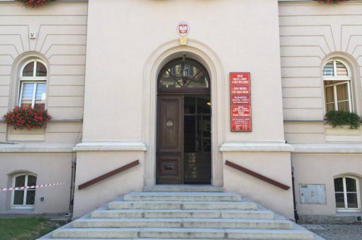 zdjęcie przedstawia główne wejście do urzędu miasta i gminy w Kątach Wrocławskich