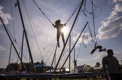 zdjęcie przedstawia ludzi skaczących na trampolinie