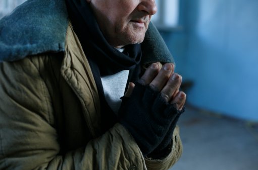 zdjęcie przedstawia mężczyznę w rękawiczkach bez palców