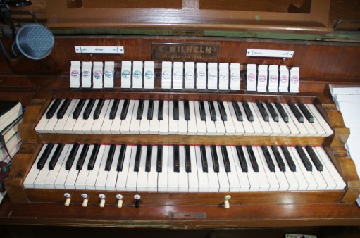 zdjęcie przedstawia klawiaturę organów z kościoła w Smolcu