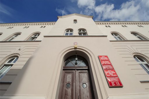 zdjęcie przedstawia główne wejście do urzędu miasta w Kątach Wr.