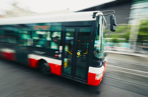 zdjęcie przedstawia przejeżdżający autobus, widać przednie drzwi pojazdu