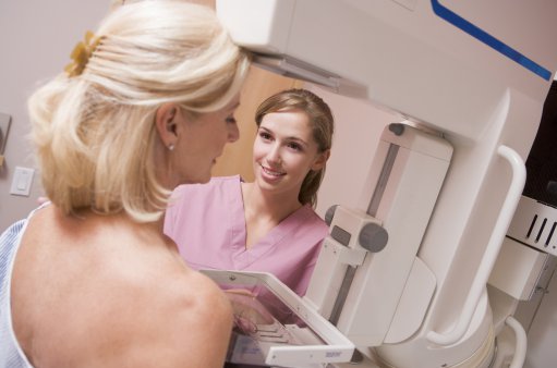 zdjęcie przedstawia badanie mammograficzne