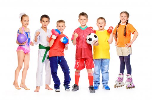 zdjęcie przedstawia sześcioro dzieci (2 dziewczynki i 4 chłopców) reprezentujących różne dyscypliny sportu, 