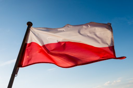 zdjęcie przedstawia powiewającąpolską flagę