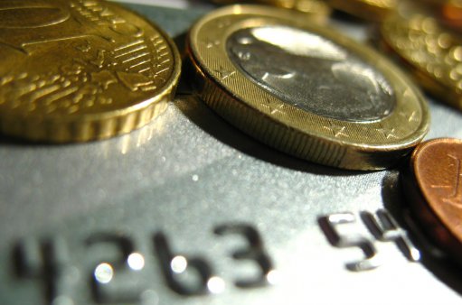 zdjęcie przedstawia monety euro i kartę kredytową
