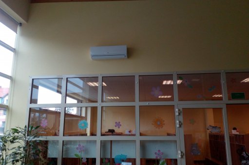 zdjęcie przedstawia ścianę korytarza przedszkola z zamontowanym klimatyzatorem