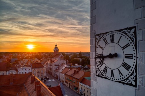 Na zdjęciu widok z lotu ptaka na Katy Wrocławskie. na pierwszym planie wieża zegarowa ratusza w Kątach.