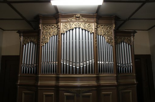 zdjęcie przedstawia piszczałki organów kościoła w Smolcu