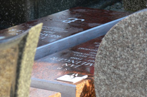 zdjęcie przedstawia fragment pomnika nagrobnego pierwszego Burmistrza Kątów Wr. po II WŚ Jana Remlingera