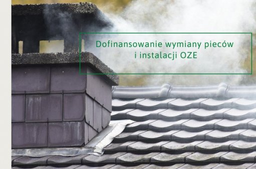 na zdjęciu dach domu z dymiącym kominem