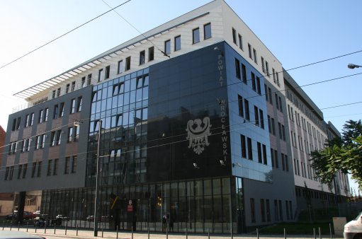 zdjęcie przedstawia budynek Starostwa Powiatowego we Wrocławiu
