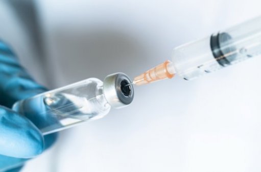 zdjęcie przedstawia strzykawkę z ampułką szczepionki