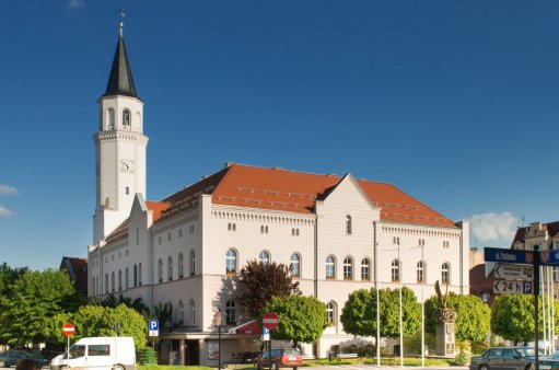 Widok budynku Ratusza Urzędu Miasta i Gminy w Kątach Wrocławskich