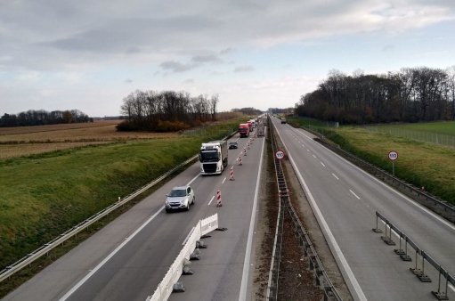 zdjęcie przedstawia autostradę na której wyłączono 2 pasy wewnętrzne