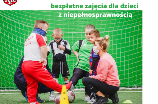 Dzieci z niepełnosprawnością z piłką przed bramką do piłki ręcznej