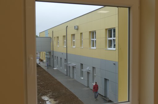 zdjęcie przedstawia nowy budynek szkoły w Sadkowie