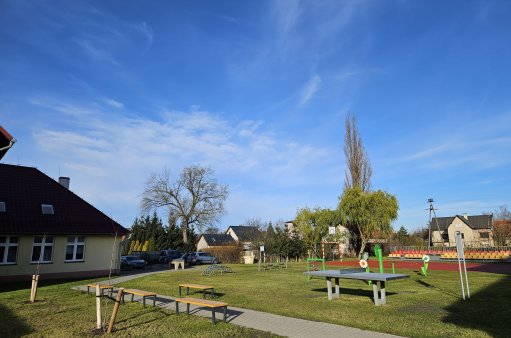 Budowa obiektów małej architektury na terenie Szkoły Podstawowej w Małkowicach – Stworzenie miejsc do wypoczynku i rekreacji na terenie gminy Kąty Wrocławskie